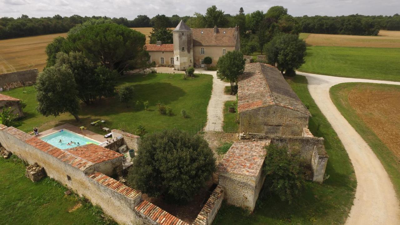 Gite Du Chateau De Pernan Avy Exterior foto
