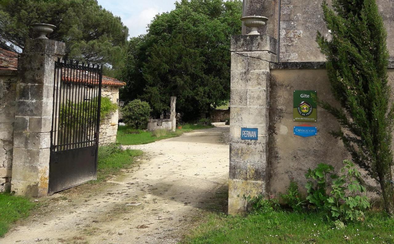 Gite Du Chateau De Pernan Avy Exterior foto